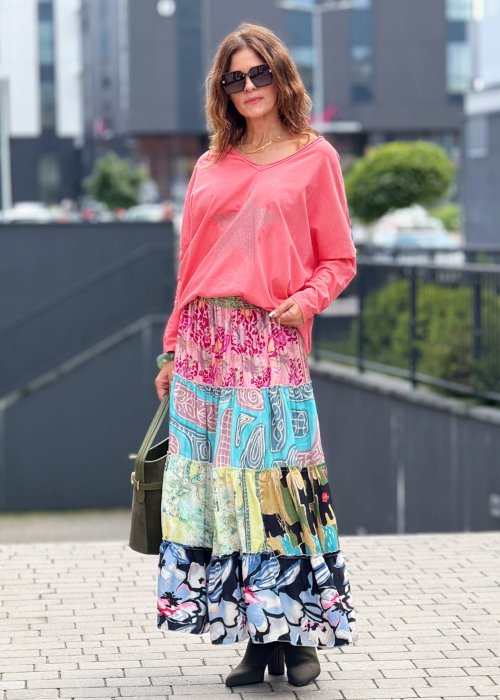 Luźna bluzka damska w kolorze koralowym z dekoltem V i nadrukiem gwiazdy, bawełna w stylu casual