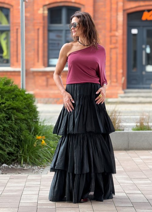 Bordowa bluzka damska z lekkiej tkaniny, asymetryczna z jednym rękawem, odkryte ramię, styl boho elegancki