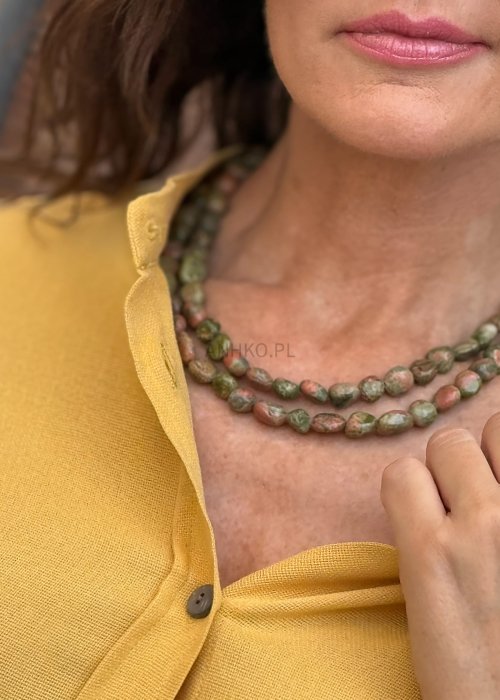 Naszyjnik z naturalnych kamieni w odcieniach zieleni i różu, potrójny sznur koralików w stylu boho