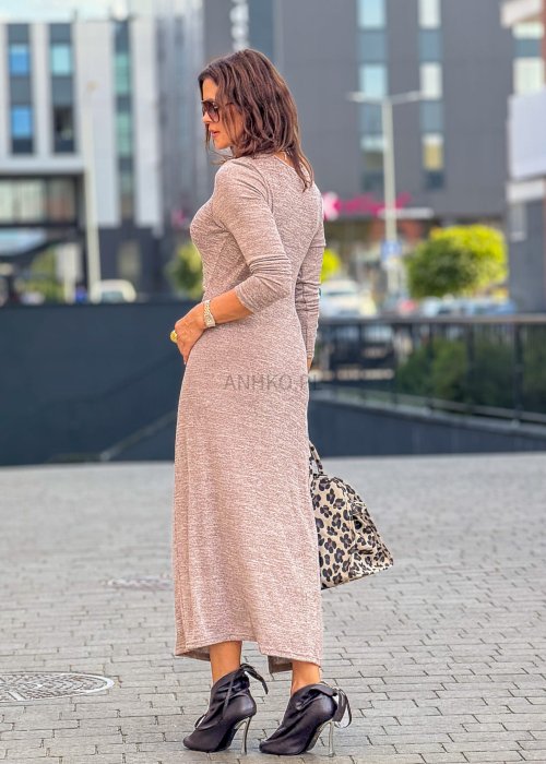 Długa sukienka damska w kolorze taupe, dopasowany krój, długi rękaw, rozcięcie z przodu, elegancka moda damska