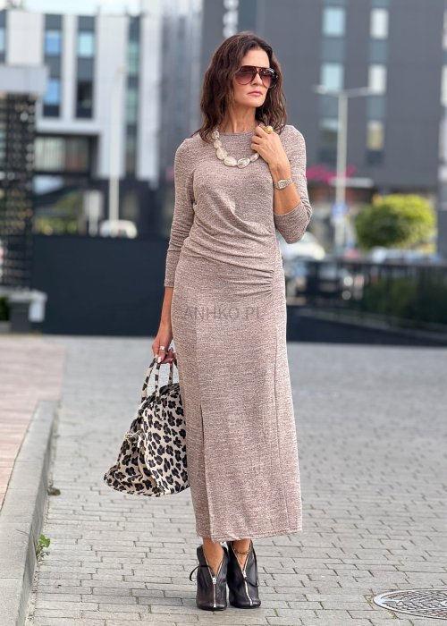 Długa sukienka damska w kolorze taupe, dopasowany krój, długi rękaw, rozcięcie z przodu, elegancka moda damska