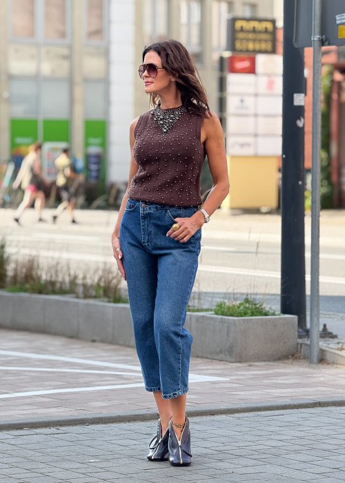 Brązowy top bez rękawów z ozdobnymi perełkami i aplikacją przy dekolcie, elegancki fason w stylu boho chic