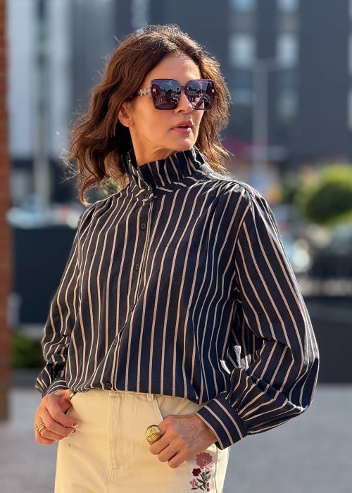 Bawełniana koszula damska w pionowe czarno-białe paski, długi rękaw, kołnierzyk stójka, elegancki fason oversize