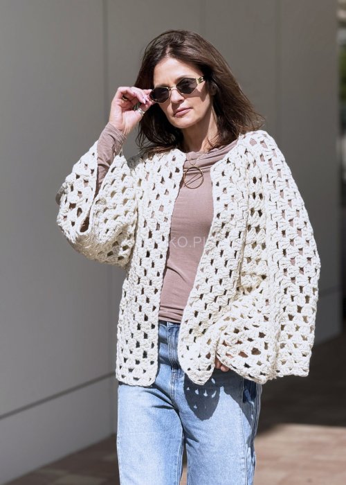 Ażurowy kardigan damski handmade, kremowy kolor, oversize, rękaw 3/4, szydełkowy wzór granny square
