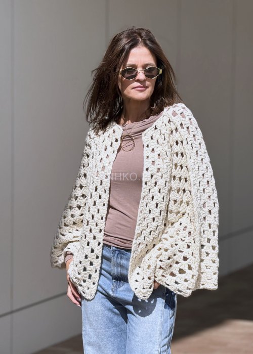 Ażurowy kardigan damski handmade, kremowy kolor, oversize, rękaw 3/4, szydełkowy wzór granny square