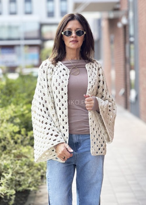 Ażurowy kardigan damski handmade, kremowy kolor, oversize, rękaw 3/4, szydełkowy wzór granny square