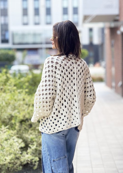 Ażurowy kardigan damski handmade, kremowy kolor, oversize, rękaw 3/4, szydełkowy wzór granny square