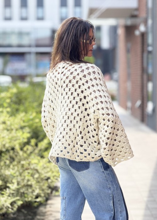 Ażurowy kardigan damski handmade, kremowy kolor, oversize, rękaw 3/4, szydełkowy wzór granny square