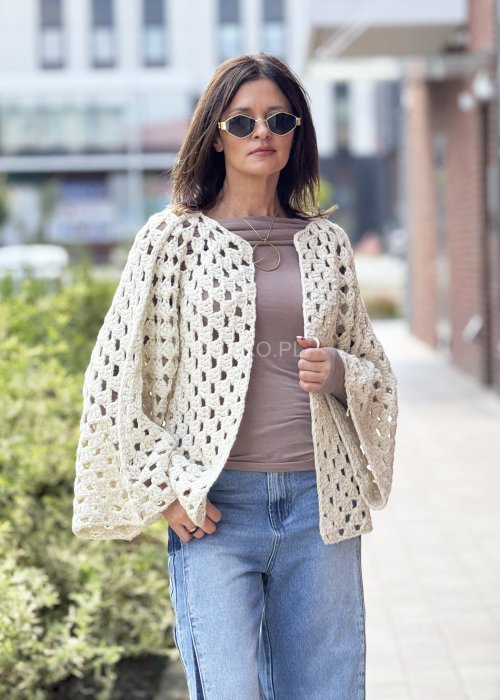Ażurowy kardigan damski handmade, kremowy kolor, oversize, rękaw 3/4, szydełkowy wzór granny square