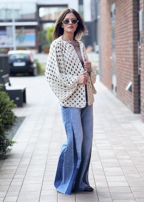 Ażurowy kardigan damski handmade, kremowy kolor, oversize, rękaw 3/4, szydełkowy wzór granny square