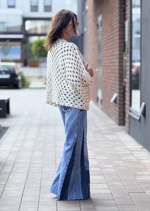 Ażurowy kardigan damski handmade, kremowy kolor, oversize, rękaw 3/4, szydełkowy wzór granny square