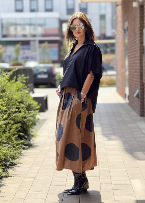 Czarna koszula damska oversize z krótkim rękawem, kołnierzyk i luźny krój, styl minimalistyczny