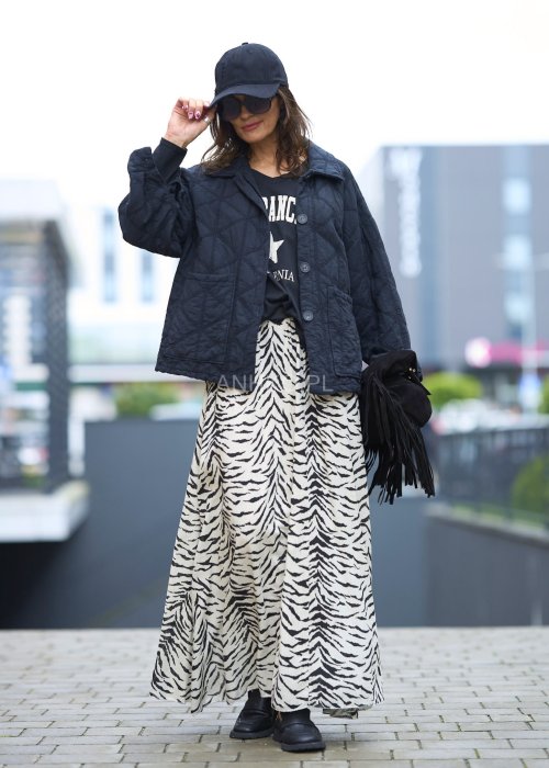 Spódnica maxi zebra print lekka, długa spódnica w biało-czarny wzór zebry, idealna do stylizacji boho i casual.
