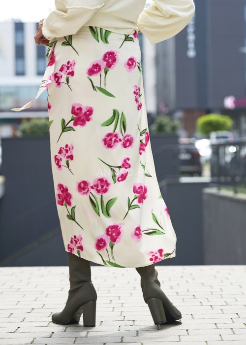 Floral Satin Skirt – satynowa spódnica midi w kwiaty, wiązana w pasie, lekka i elegancka.