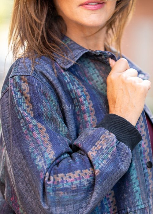 Kurtka damska oversize w stylu boho, zapinana na guziki, kieszenie naszywane, tkanina w kolorowe pasy