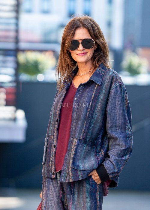 Kurtka damska oversize w stylu boho, zapinana na guziki, kieszenie naszywane, tkanina w kolorowe pasy
