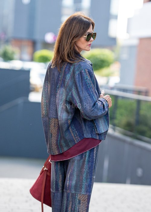 Kurtka damska oversize w stylu boho, zapinana na guziki, kieszenie naszywane, tkanina w kolorowe pasy