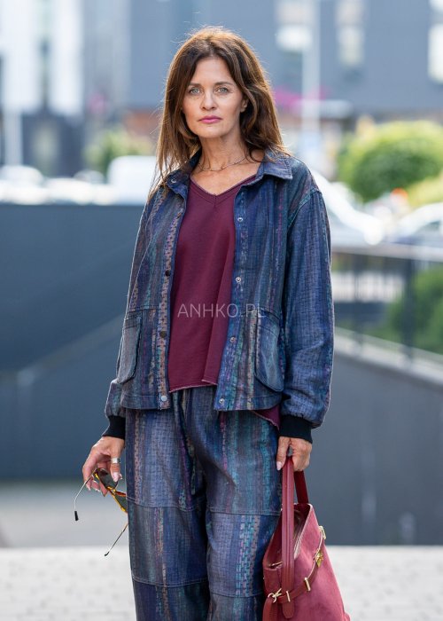 Kurtka damska oversize w stylu boho, zapinana na guziki, kieszenie naszywane, tkanina w kolorowe pasy