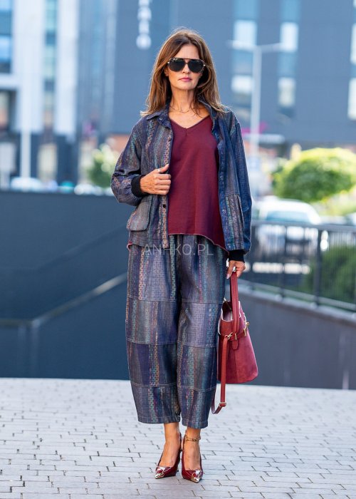 Kurtka damska oversize w stylu boho, zapinana na guziki, kieszenie naszywane, tkanina w kolorowe pasy