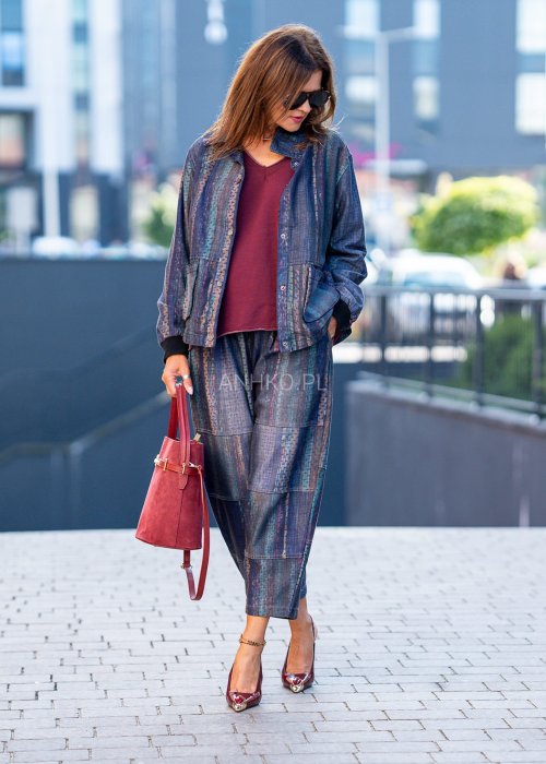Kurtka damska oversize w stylu boho, zapinana na guziki, kieszenie naszywane, tkanina w kolorowe pasy