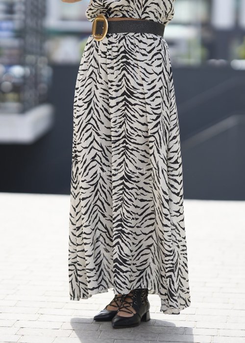 Spódnica maxi zebra print lekka, długa spódnica w biało-czarny wzór zebry, idealna do stylizacji boho i casual.