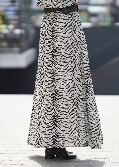 Spódnica maxi zebra print lekka, długa spódnica w biało-czarny wzór zebry, idealna do stylizacji boho i casual.