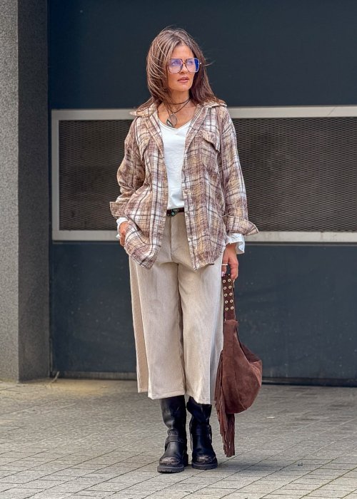 Koszula damska w kratę brązowo-beżowa oversize – modna narzutka do spodni materiałowych anhko.mom