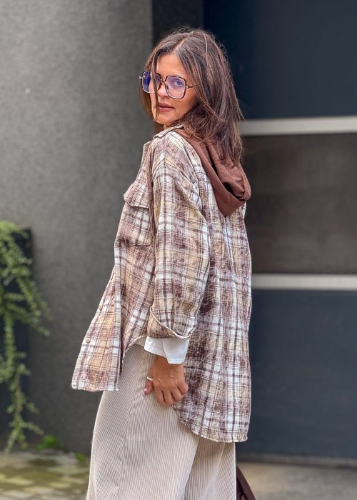 Koszula damska w kratę brązowo-beżowa oversize – modna narzutka do spodni materiałowych anhko.mom