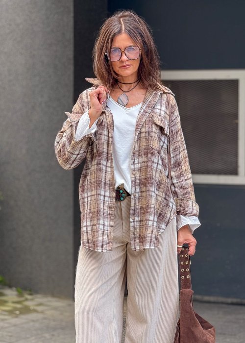 Koszula damska w kratę brązowo-beżowa oversize – modna narzutka do spodni materiałowych anhko.mom