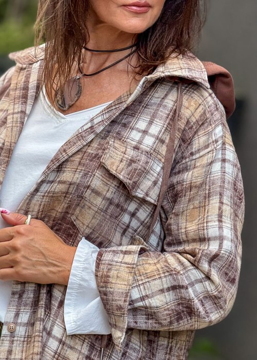 Koszula damska w kratę brązowo-beżowa oversize – modna narzutka do spodni materiałowych anhko.mom