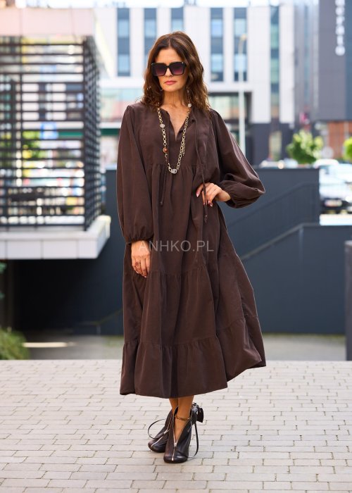 Brązowa sukienka damska maxi z długim rękawem, luźny krój oversize, rozkloszowany dół z falbanami