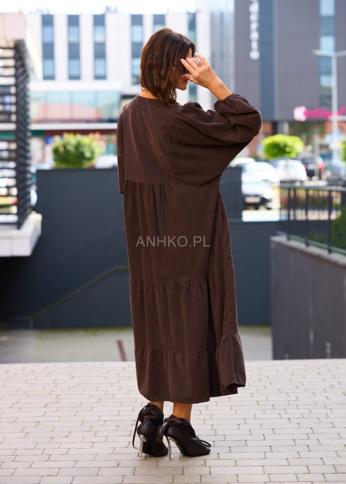Brązowa sukienka damska maxi z długim rękawem, luźny krój oversize, rozkloszowany dół z falbanami