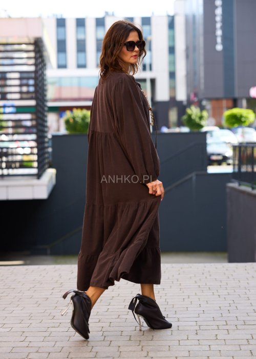 Brązowa sukienka damska maxi z długim rękawem, luźny krój oversize, rozkloszowany dół z falbanami
