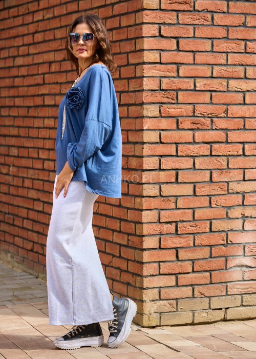 Oversize bluzka damska w kolorze jeansowego błękitu z dekoltem V, długim rękawem i aplikacją kwiatową