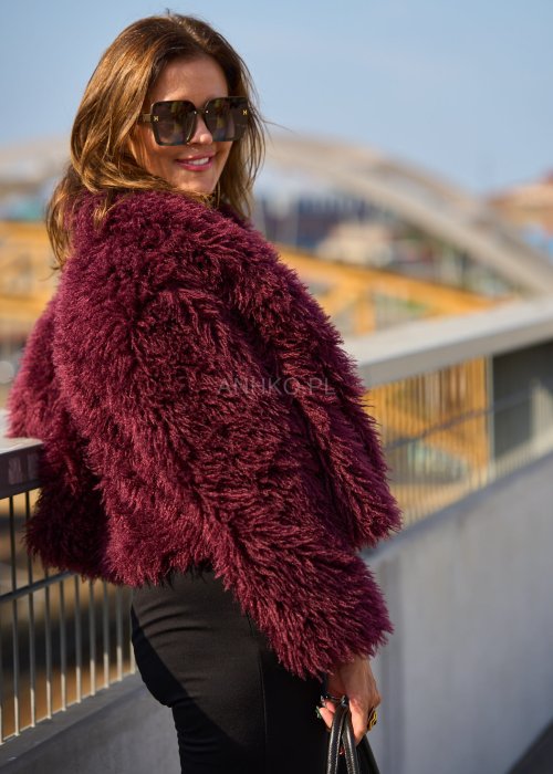 Bordowa futrzana kurtka damska o krótkim kroju, miękka i ciepła, styl boho glamour