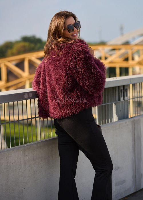 Bordowa futrzana kurtka damska o krótkim kroju, miękka i ciepła, styl boho glamour