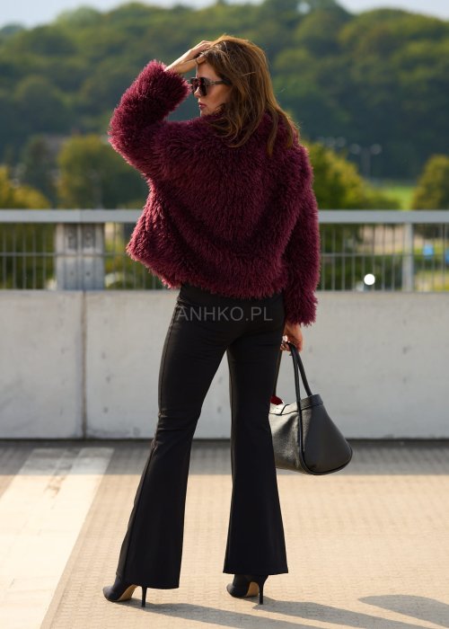 Czarne spodnie damskie z rozszerzaną nogawką, wysoki stan, klasyczny krój, elegancka moda damska