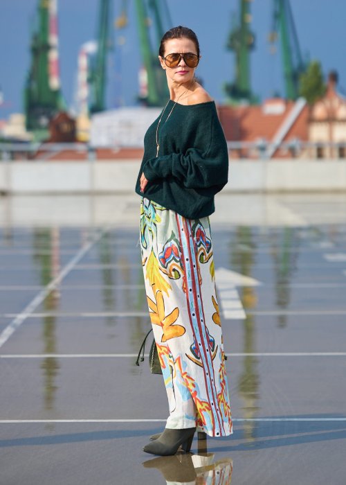 Lniane spodnie damskie wide leg z wysokim stanem w kolorowe kwiatowe wzory, letnia stylizacja boho z naturalnego materiału