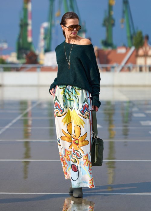 Lniane spodnie damskie wide leg z wysokim stanem w kolorowe kwiatowe wzory, letnia stylizacja boho z naturalnego materiału