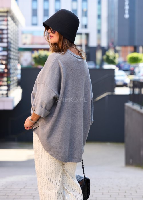 Szary oversize sweter damski z długim rękawem i ozdobnym guzikiem, minimalistyczna moda codzienna