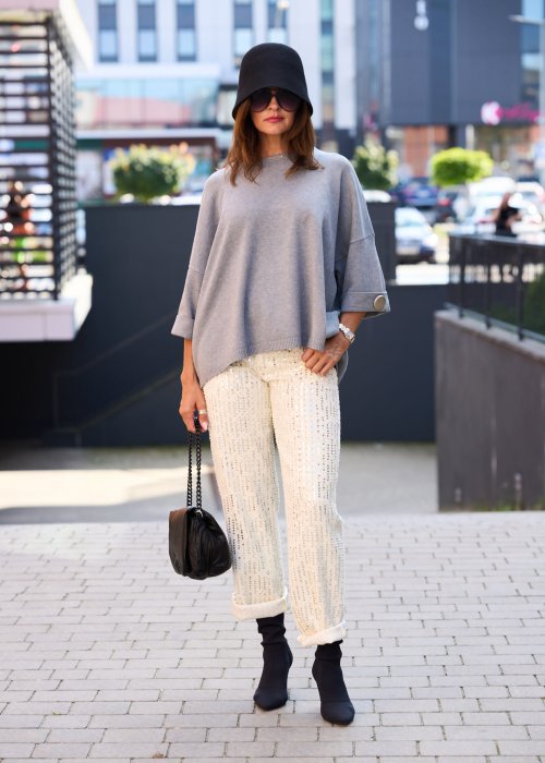 Szary oversize sweter damski z długim rękawem i ozdobnym guzikiem, minimalistyczna moda codzienna