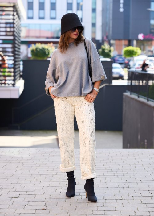 Szary oversize sweter damski z długim rękawem i ozdobnym guzikiem, minimalistyczna moda codzienna