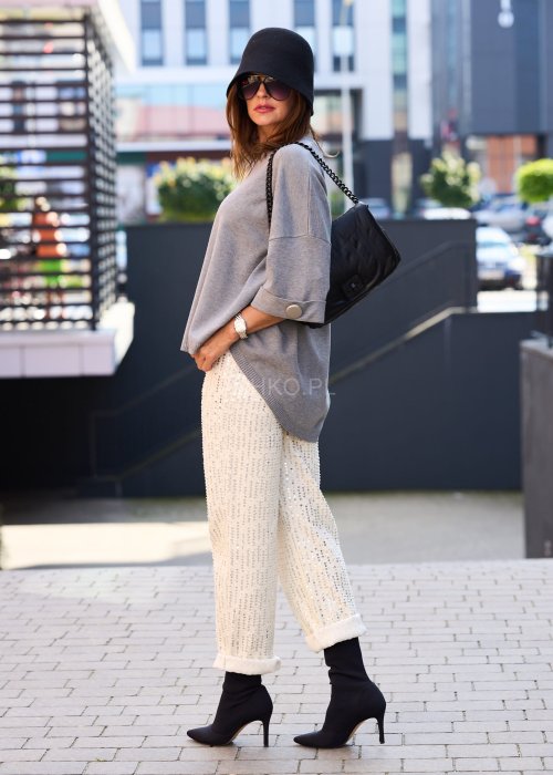 Szary oversize sweter damski z długim rękawem i ozdobnym guzikiem, minimalistyczna moda codzienna