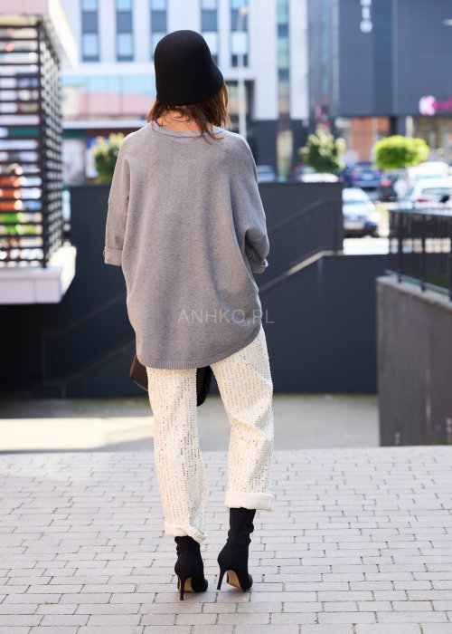 Szary oversize sweter damski z długim rękawem i ozdobnym guzikiem, minimalistyczna moda codzienna
