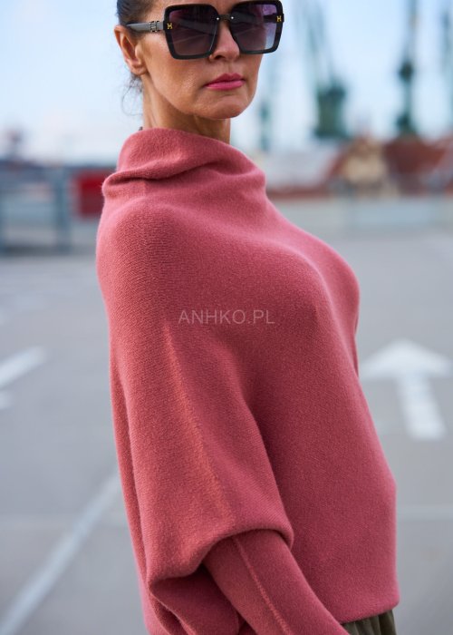 Różowy sweter damski oversize z szerokim dekoltem opadającym na ramię, stylowa elegancja casual