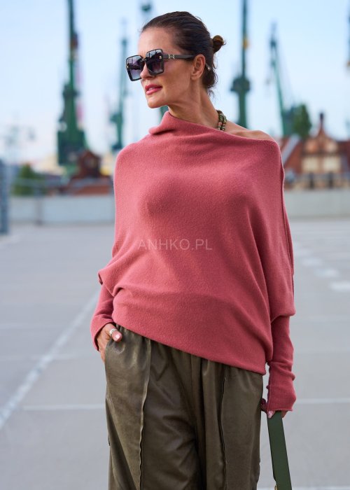 Różowy sweter damski oversize z szerokim dekoltem opadającym na ramię, stylowa elegancja casual