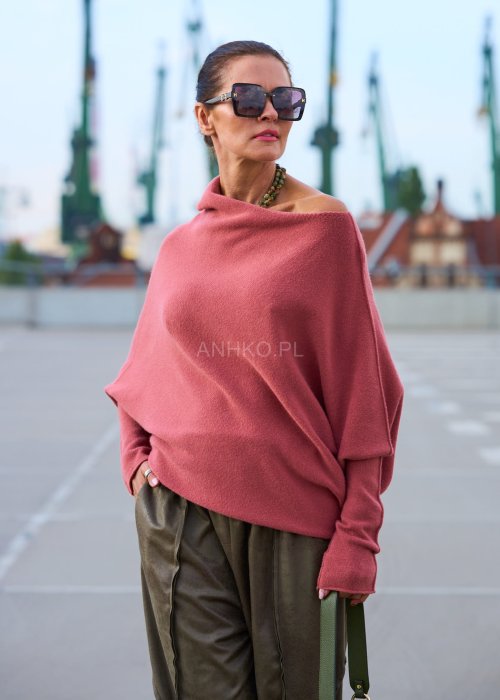 Różowy sweter damski oversize z szerokim dekoltem opadającym na ramię, stylowa elegancja casual