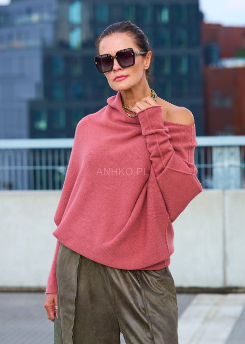 Różowy sweter damski oversize z szerokim dekoltem opadającym na ramię, stylowa elegancja casual