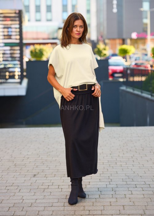 Beżowa bluzka damska oversize z krótkim rękawem i prostym dekoltem, minimalistyczny styl casual