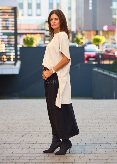 Beżowa bluzka damska oversize z krótkim rękawem i prostym dekoltem, minimalistyczny styl casual